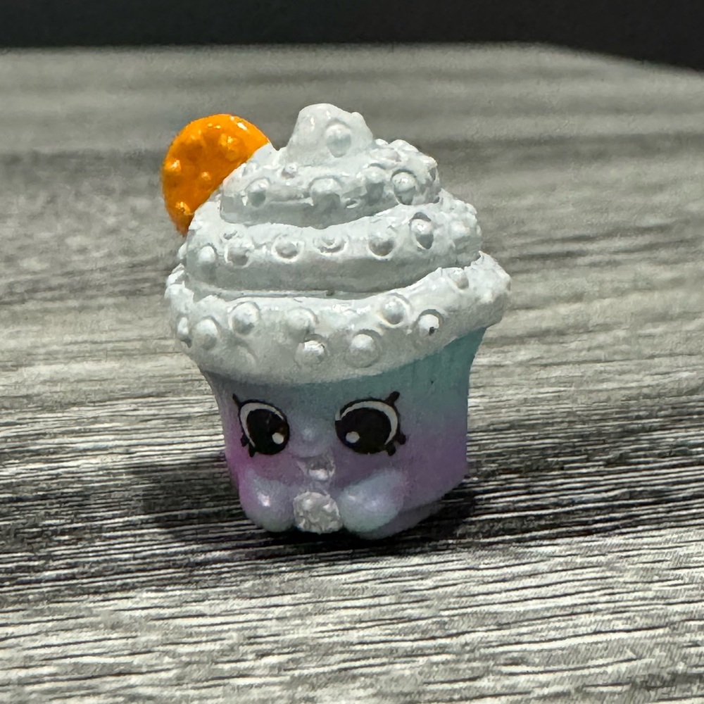 Shopkins | Bakery: Creamy Cookie Cupcake (5-070) - Mini Collectable Figure